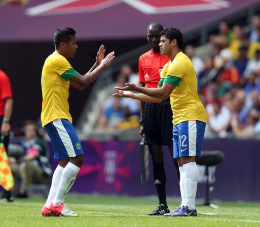 Alex Sandro, de Brasil es remplazado por Hulk en el minuto 32.
