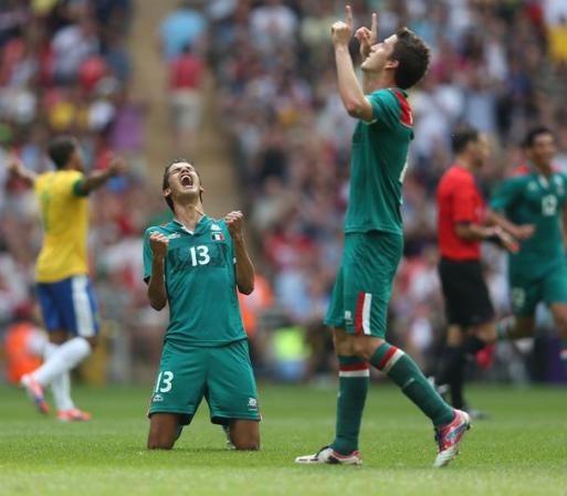 Diego Reyes, de México, cae de rodillas al ganar la final de futbol ante Brasil.
