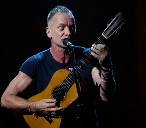 Sting interpretó n la versión acústica y enérgica del éxito de The Police "Message In a Bottle".