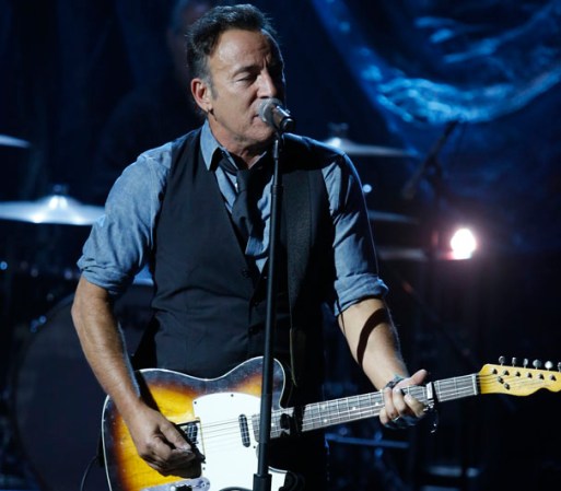 La función finalizó con Bruce Springsteen y el grupo E Street Band en una interpretación conmovedora de "Land Of Hope and Dreams".