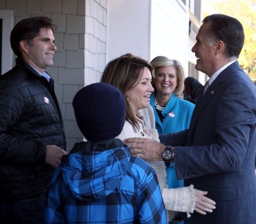 El ex gobernador de Massachusetts Mitt Romney y su esposa Ann saludan a su hijo Tagg Romney y a su esposa al momento de ir a votar.