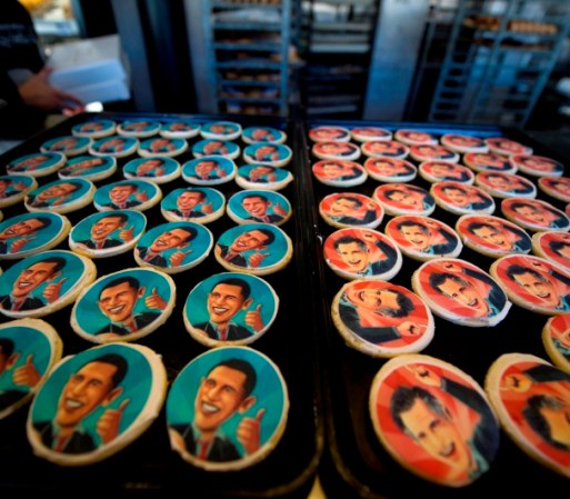 En Oakmont, Pennsylvania, las galletas con la imagen de Obama y Romney muestran una tendencia, ya que al momento que se tomó esta fotografía se habían comprado 2,332 galletas de Romney y 1,745 de Obama.