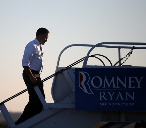Mitt Romney abordó su avión de campaña en el Aeropuerto Internacional de Pittsburgh temprano esta mañana.