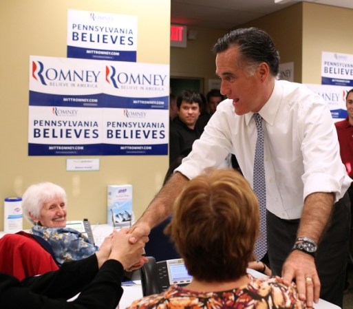En Pittsburgh, Pennsylvania, Romney llegó a saludar a los trabajadores de uno de los centros de llamadas.