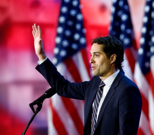 Craig, el hijo de Mitt Romney, saluda a los asistentes al evento de noche electoral que realiza su campaña en Boston.