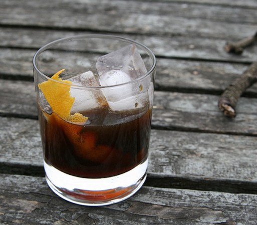 El fernet es una de las bebidas típicas en Argentina (aunque su origen es italiano). Está elaborada con uvas fermentadas y hierbas que le dan ese sabor característico y un amargor no apto para todos. Puedes beberlo solo o combinarlo por ejemplo con refresco de cola.
