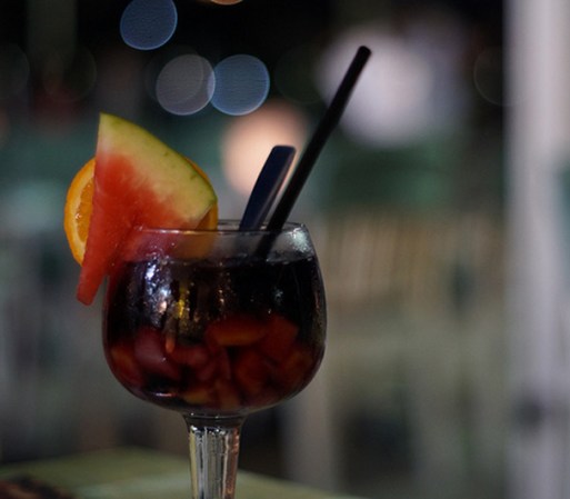 La sangría es una bebida refrescante típica de España y Portugal. Normalmente consiste en vino, fruta picada, un endulzante y algún licor.