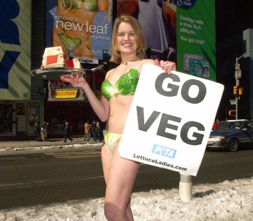 Pero también ha servido para atraer la atención a causas nobles, aquí una integrante de PETA trata de convencer a los neoyorquinos de que se vuelvan vegetarianos con su bikini de lechuga.