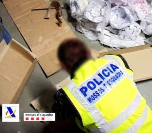 También hay maneras de traficar la droga para los aficionados del deporte, ya que Los Mossos d’Esquadra detuvieron a unas personas que escondieron heroína dentro de un doble fondo en los balones de futbol.