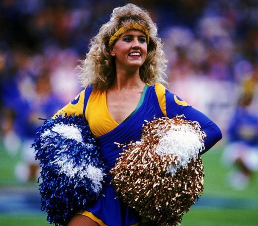 Aquí una imagen de 1987, cuando el equipo de los Rams, todavía jugaba en Los Angeles. La licra y los pompones metálicos brillaban con todo su esplendor.