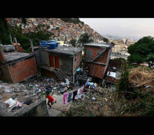 Es común que las favelas sean gobernadas por traficantes de drogas o grupos de crimen organizado.
