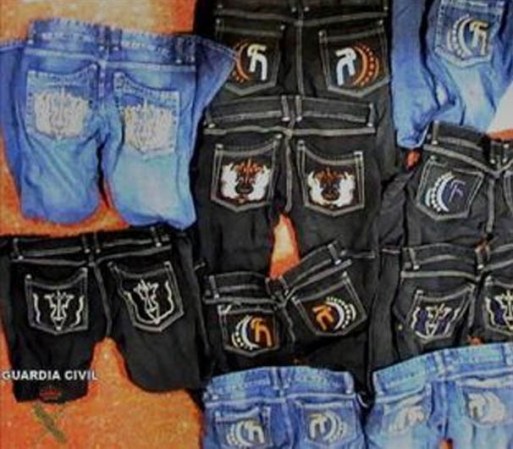 Bueno… bueno... también hay maneras de esconder drogas para aquellos interesados en el “fashion”. Tal fue el caso de unas personas que escondieron más de cuatro kilos entre las costuras de los pantalones de mezclilla.