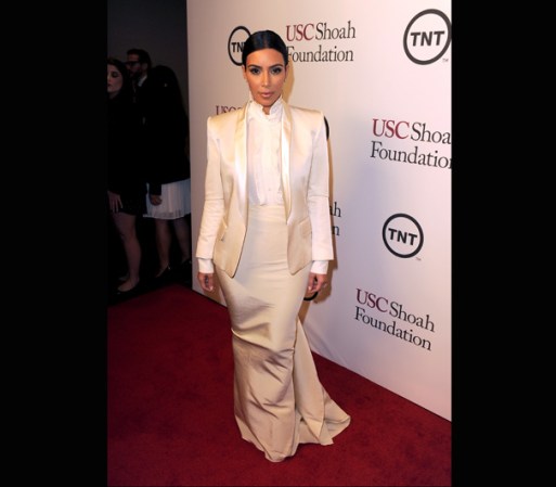Mayo 7, 2014 – Kim Kardashian asistió a un evento de la fundación Shoah en California, y como era de esperarse, su llegada acaparó todas las miradas.