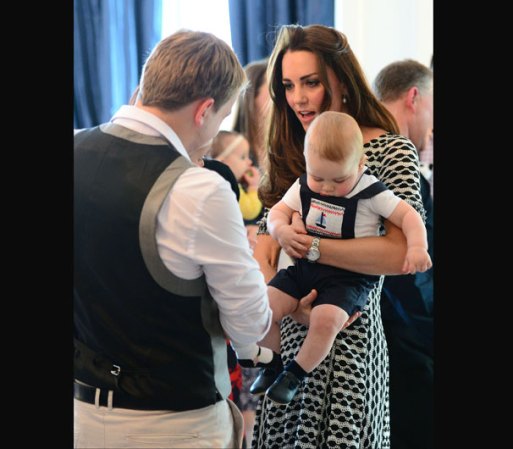 ABRIL 9, 2014: Nunca nos imaginamos que el príncipe George, fruto del amor entre Kate Middleton y el príncipe William, haría llorar a una mujer a tan temprana edad.