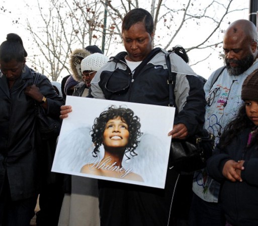 Una que hizo leyenda: Whitney Houston. La cantante falleció en la habitación de un hotel, ahogada en una tina tras una sobredosis de cocaína.