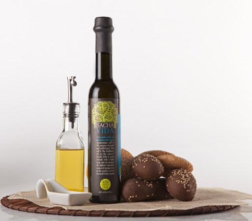 La manera natural de incrementar el volumen de tu consumo de vitamina E es este aceite hecho de semillas peruanas que contiene 120 por ciento de la dosis diaria recomendada.<br />Disponible en sachavida.com , $ 20 .
