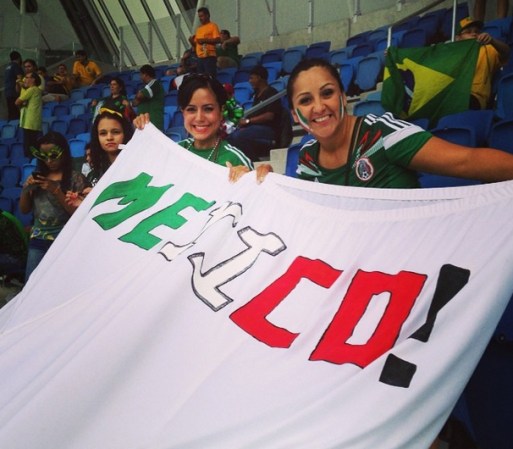 Aquí los mexicanos que llevan mantas para apoyar a la selección.