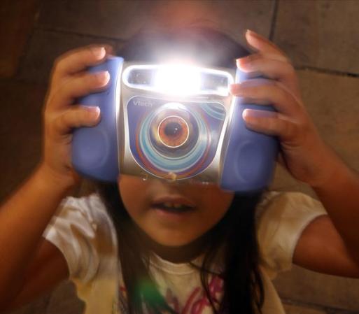 En la era de la fotografía digital, los más chiquitos también son fotógrafos, gracias a cámaras que son juguetes, pero que si toman fotos.