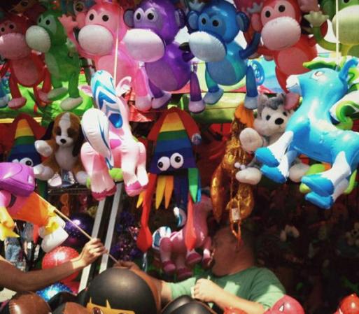 La promesa de ganar un juguete hace que muchos se animen a los juegos de destreza en las ferias