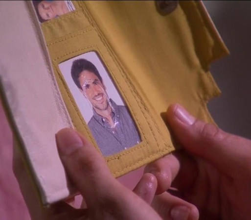 Ricardo llega a casa de Paula y tienen relaciones. Mientras Paula duerme él descubre en se billetera una foto de Willy. Ella se despierta y le dice que es su hermano.