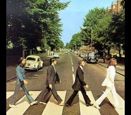 La original foto de los Beatles en su disco Abbey Road muestra a Paul McCartney con un cigarro en la mano. Posiblemente, el poster que encuentres en las tiendas de Estados Unidos ya no tiene el cigarro en la icónica foto.