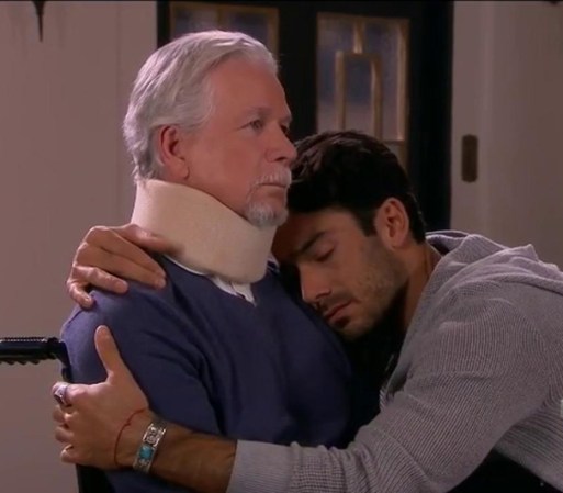 Al otro día Santiago llega por Amanda y Willy, pero antes de irse entra a despedirse de su padre.