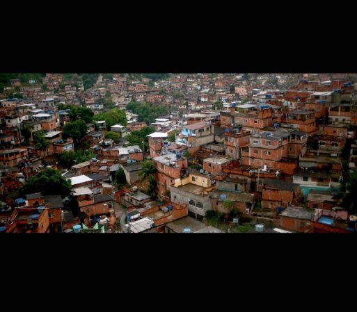 De acuerdo al diccionario Oxford, una favela es una “vivienda hecha de materiales de desecho y de mala calidad que es característica de zonas suburbiales de Brasil.”