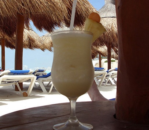 Disfruta en la playa o la piscina de la bebida oficial de Puerto Rico: piña colada. Una dulce mezcla de jugo de piña, ron y crema de coco.