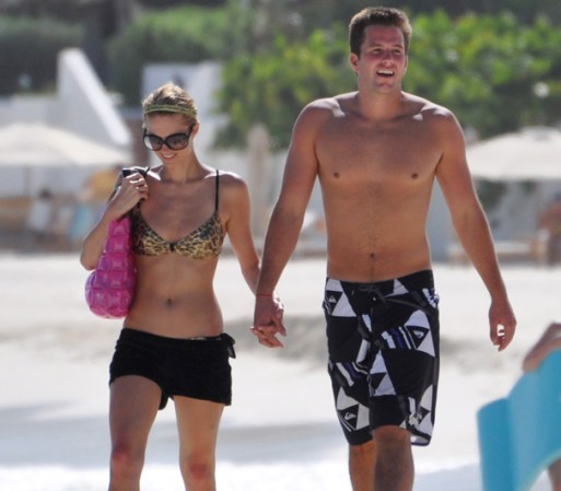Paris Hilton y Doug Reinhardt se pasearon en el 2009 en Anguilla, en las Islas Vírgenes, donde ella dejó muy claro que no sólo le gusta él, sino también usar bikini.