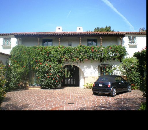 Andalusia, 1471-1475 Havenhurst Dr. Hollywood, Los Ángeles, es un edificio de apartamentos que fue construido al estilo español colonial, en 1926.