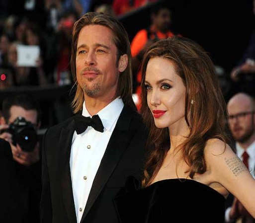 Durante la 84 entrega de los Premios Oscar 2012, Jolie desfiló por la alfombra roja en un vestido negro Versace Atelier mostrando una figura extremadamente delgada que deja mucho que pensar sobre su hábitos alimenticios y su salud.