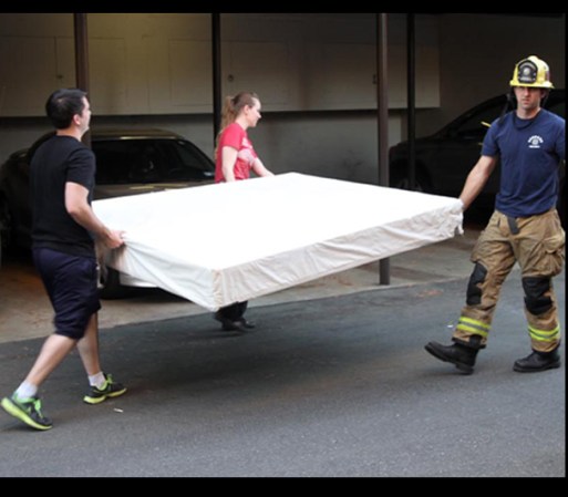 Los hechos ocurrieron en la ciudad de Burbank, cuando el menor desprendió el mosquitero de la ventana, y cayó en el colchón que una pareja había puesto para evitar que la tragedia pasara a mayores.