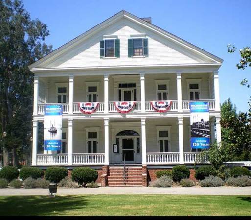 Banning House, también conocida como The General Phineas Banning Residence, 401 E. M St. Wilmington, Los Ángeles. Fue construida en 1863, y ciertas áreas de la propiedad ahora sirven como museo.