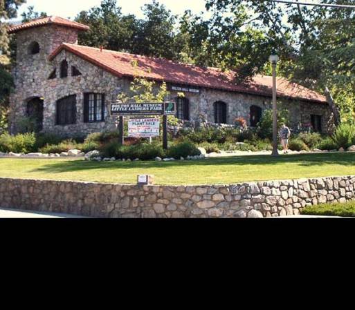 Bolton Hall, 10110 Commerce Ave. Tujunga, fue construido en 1913, y se utilizaba originalmente como centro comunitario.