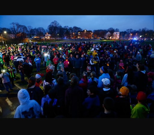 Cientos de personas se reúnen en el parque Garvey para realizar una vigilia en conmemoración al primer aniversario de los atentados del Maratón de Boston y para recordar a las víctimas.