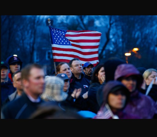 Cientos de personas se reúnen en el parque Garvey para realizar una vigilia en conmemoración al primer aniversario de los atentados del Maratón de Boston y para recordar a las víctimas.