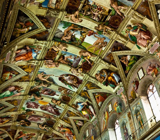 La Capilla Sixtina es uno de los más famosos tesoros artísticos de la Ciudad del Vaticano, decorada con los famosos frescos de Miguel Ángel, ahí es donde se lleva acabo el segundo cónclave del siglo XXI en absoluto secreto.