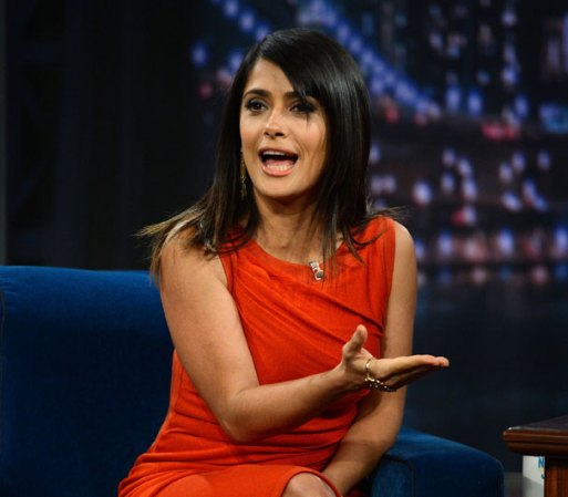 Con esos gestos nadie pudiera pensar que Salma es considerada en el mundo como un símbolo sexual.