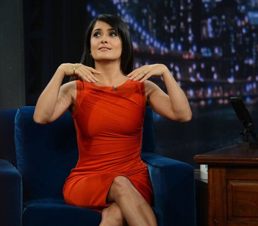 Mientras Salma tropezaba con su inglés para explicar el truco de belleza, los caballeros seguro pusieron más atención en sus encantos atrapados en la tela del caro vestido.