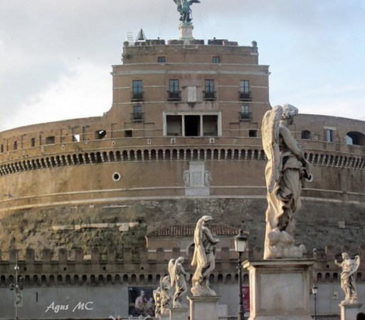El castillo de Sant Angelo, conocido también como el Mausoleo de Adriano. Su construcción fue inicada enel año 135 como mausoleo, pero muy pronto cambió de uso y fue utilizado como edificio militar.