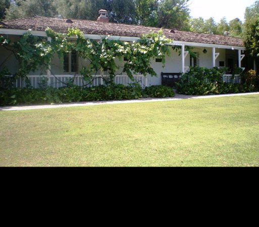 Centinela Adobe, 7634 Midfield Ave. Inglewood, California, fue construida en 1834, y operaba como una casa de museo para la sociedad histórica del valle de Centinela.