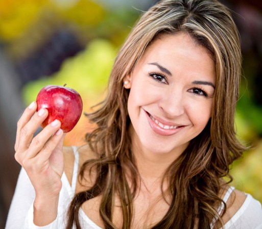 Lleva una dieta saludable. Come muchas frutas, verduras, granos enteros y proteínas magras. Una dieta rica en vitamina C y baja en grasas te ayudará a lucir una piel más joven.