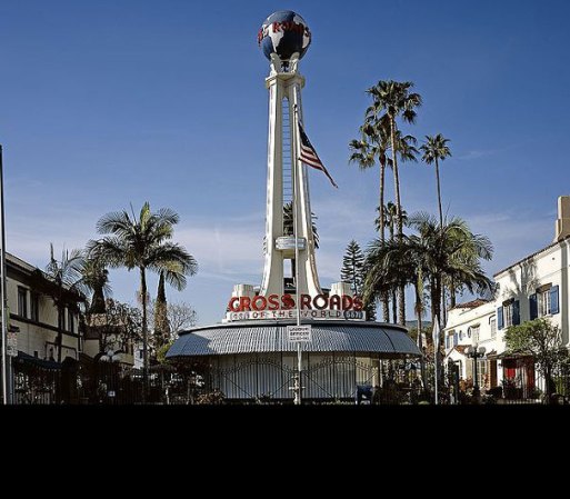 Crossroads of the World, 6671 Sunset Blvd. Los Ángeles, fue construido en 1936, y lo han llamado el primer centro comercial de américa, que está al aire libre.