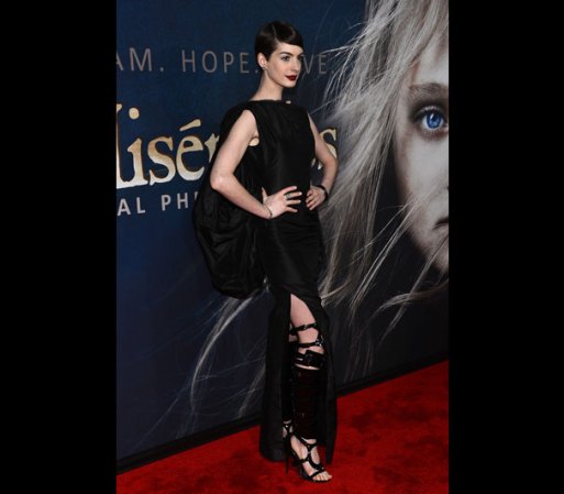 Anne Hathaway pudiera llevarse un premio Oscar por su rol en Les Misérables, pero el escándalo que marcó su paso en el 2012, fue la foto que muestra que no llevaba ropa interior durante el estreno de esa película musical.