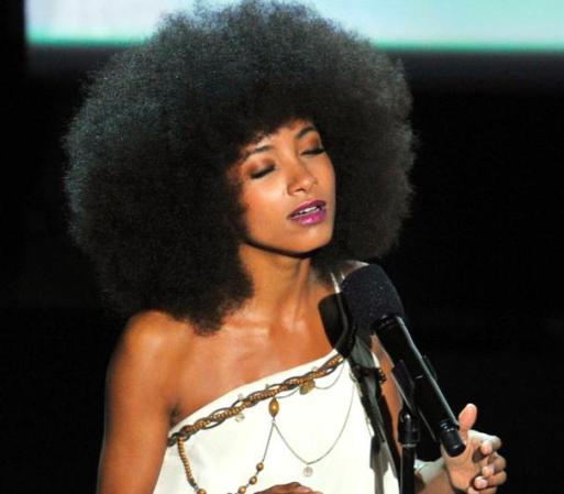 Esperanza Spalding interpretó "What a Wonderful World" en memoria de personalidades del Séptimo Arte que fallecieron en el último año.