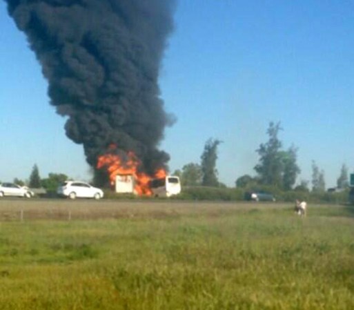 Grandes llamas envolvieron a ambos vehículos y columnas de humo se elevaban hasta que los bomberos extinguieron el incendio.