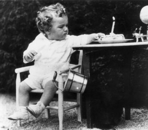 El hijo del aviador Charles Lindbergh fue secuestrado en su casa cuando tenía 2 años, en 1932. Su cadáver fue hallado 73 días después.
