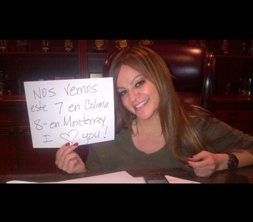 Jenni Rivera recientemente subió a sus redes sociales esta fotografía en la que citaba a sus fans el 7 de diciembre en Colima y el 8 de diciembre en Monterrey, su último concierto.