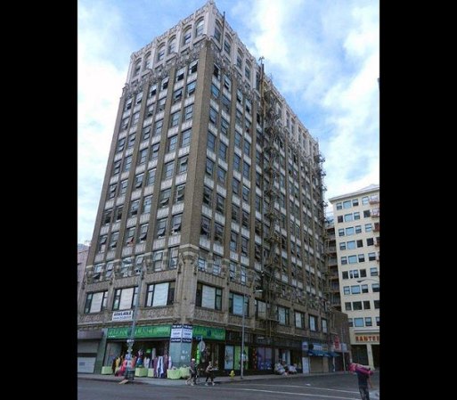 Garment Capitol Building, 217 E. 8th St. Los Ángeles, fue construido en 1926 y ha servido como el lugar para muchas fábricas de ropa.