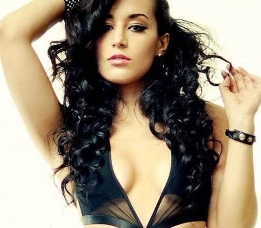 Esta bella mexicana mostró a temprana edad una inquietud por el mundo del espectáculo y fue becada para desarrollar sus talentos.